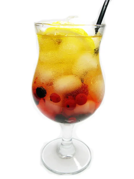 Meyve suyu soğuk içecekler çilek ile — Stok fotoğraf