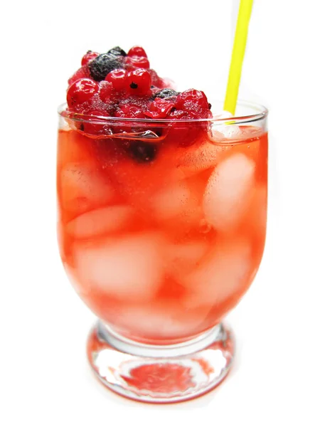 Κόκκινα φρούτα γροθιά κοκτέιλ ποτό με σταφίδα — Φωτογραφία Αρχείου