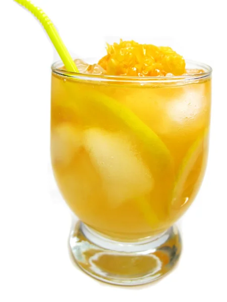 Bebidas de cóctel de ponche amarillo fruta con limón —  Fotos de Stock