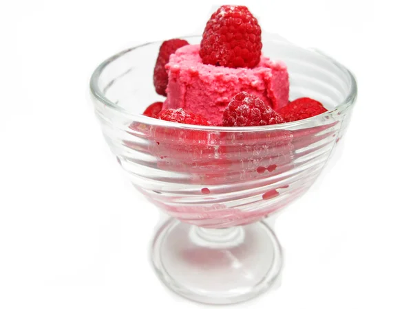 Розовое фруктовое мороженое с клубникой — стоковое фото