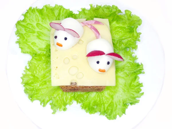Δημιουργικά σάντουιτς λαχανικών με τυρί και ζώο σχήμα — Φωτογραφία Αρχείου
