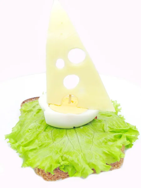Sanduíche vegetal criativo com queijo — Fotografia de Stock