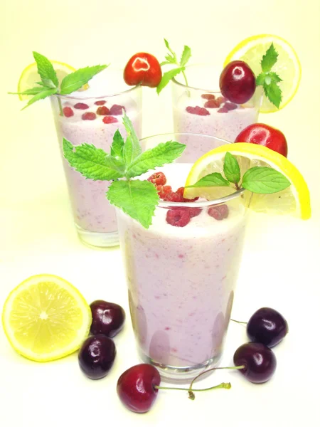 Pink fruit cocktails decotated by mint and lemon — Stock Photo, Image