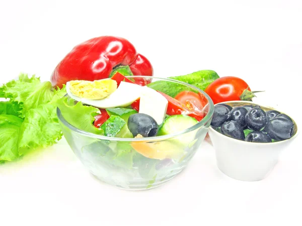 Sałatka grecka z oliwek jajkiem i warzywami — Zdjęcie stockowe