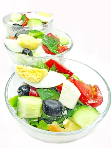Griechischer Salat in drei Portionsschalen — Stockfoto