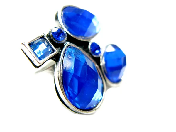 Schmuckring mit leuchtend blauen Kristallen — Stockfoto