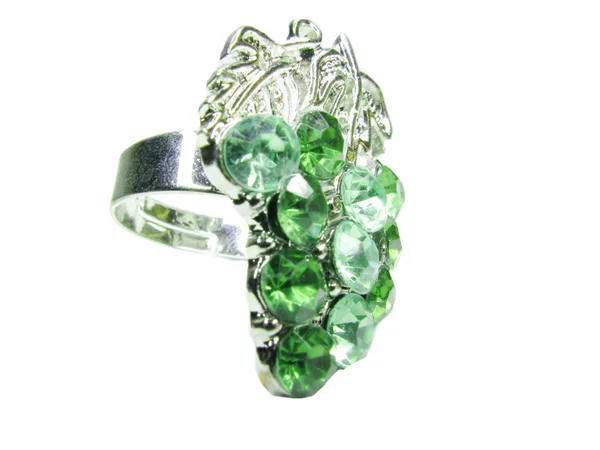 Parlak yeşil kristalleri ile takı ring — Stok fotoğraf