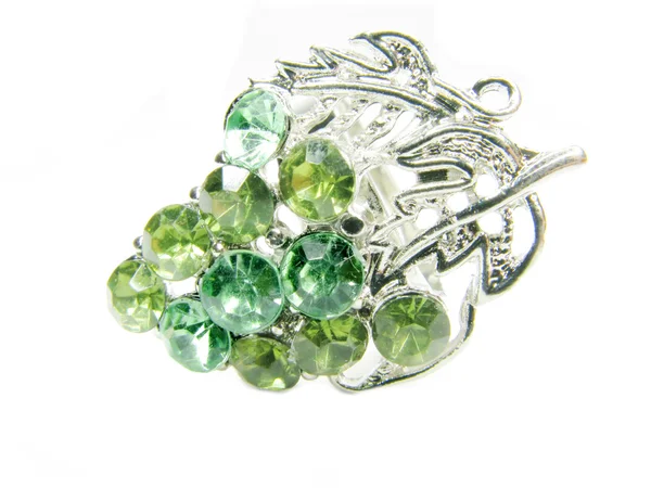 Sieraden ring met heldere groene kristallen — Stockfoto