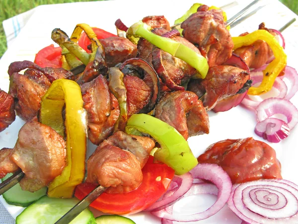 Carne barbacoa a la parrilla con verduras —  Fotos de Stock