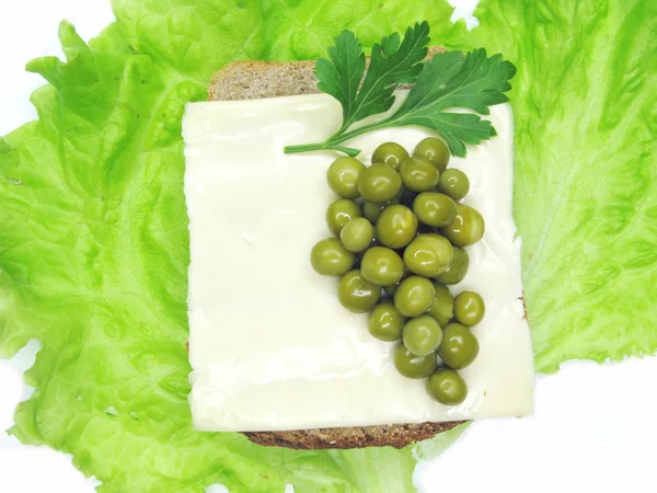 Творческий овощной сэндвич с сыром и горохом — стоковое фото