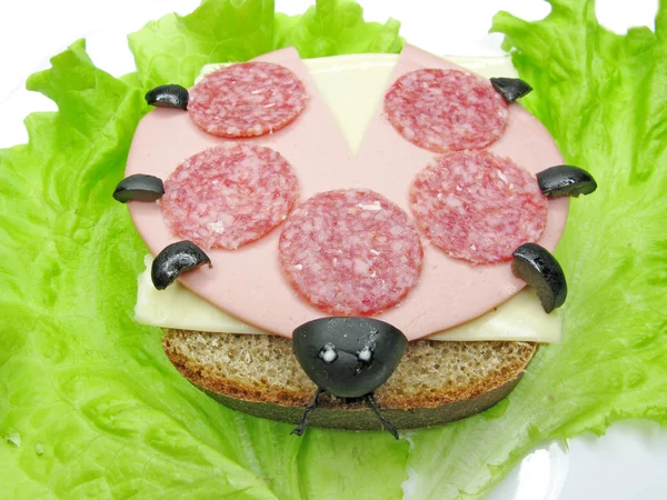 Sanduíche de legumes criativos com salame — Fotografia de Stock