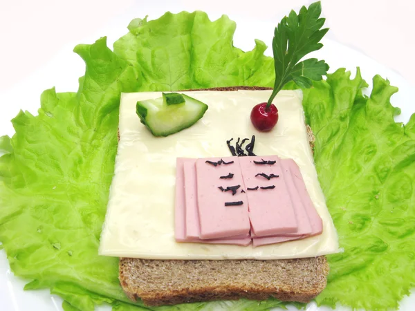 Креативный овощной сэндвич с сыром и салями — стоковое фото