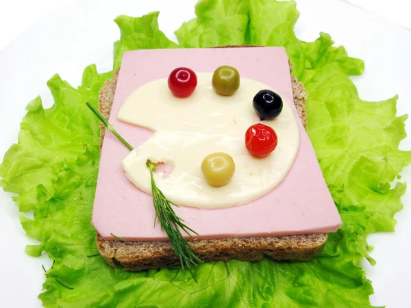 Sandwich de verduras creativas con queso y jamón — Foto de Stock