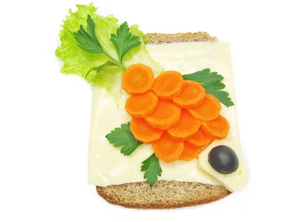Kreatives Gemüsesandwich mit Karotten und Käse — Stockfoto