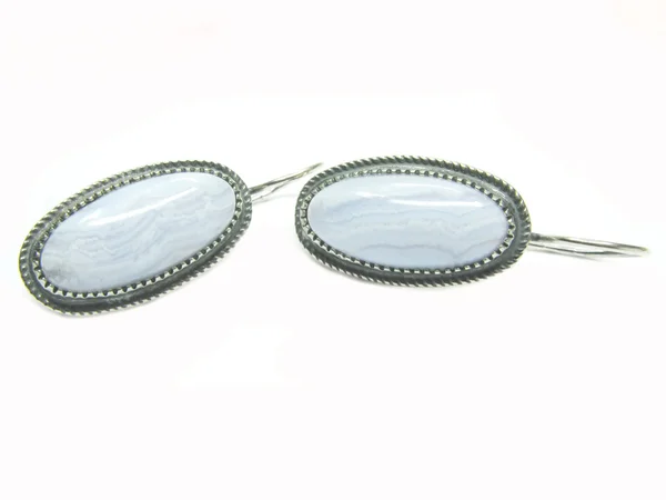 Silberne Ohrringe mit blauem Achat — Stockfoto