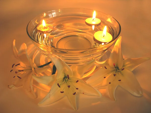 Спа свічки пелюстки лілії — стокове фото