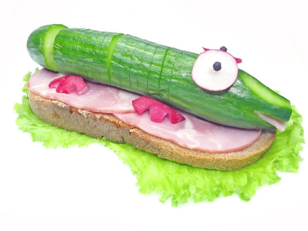 Kreativ vegetabiliska smörgås med gurka — Stockfoto