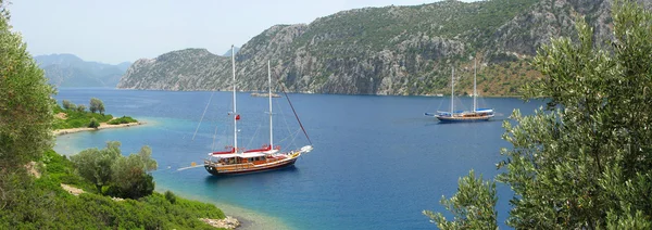 Dwa jachty w panorama Morza Egejskiego — Zdjęcie stockowe