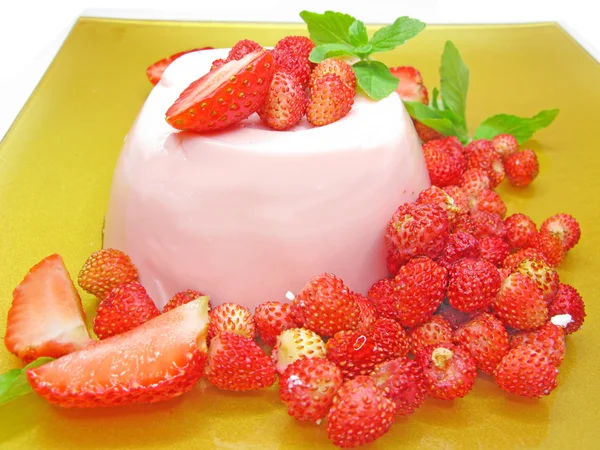 Deser owoce truskawki z budyniem — Zdjęcie stockowe