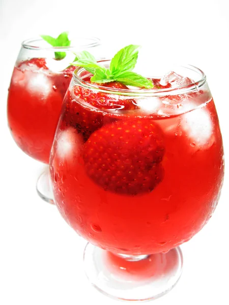 Zwei rote Fruchtpunsch-Cocktailgetränke mit Erdbeere — Stockfoto