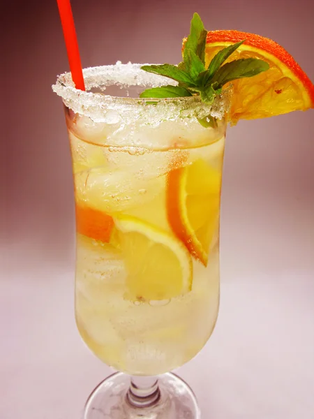 フルーツ冷たいジュース飲料レモン添え — ストック写真