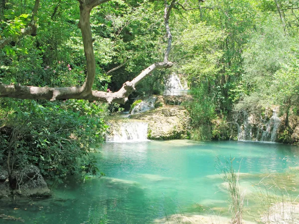 Cascada de cascada con laguna azul —  Fotos de Stock