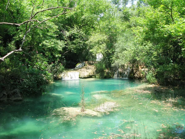 Blauwe lagune in diepe bossen en waterval cascade — Stockfoto