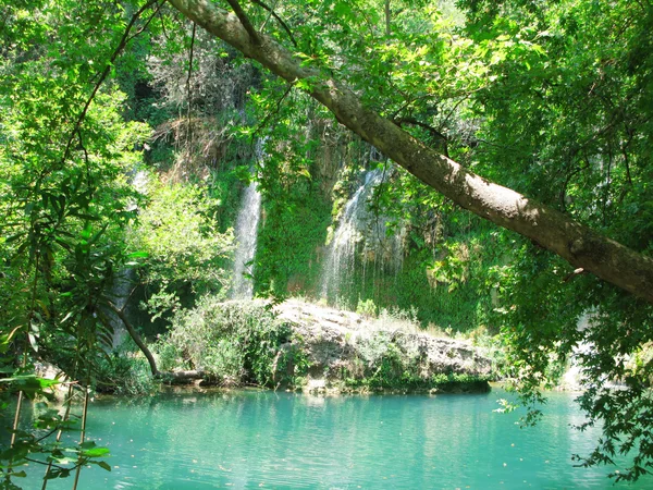 Vattenfall ur grottan cascade kursunlu Turkiet — Stockfoto
