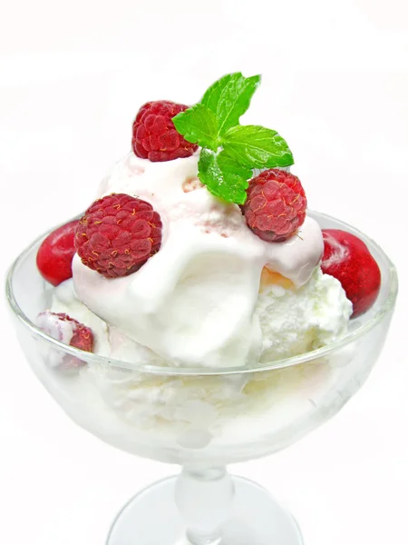 ラズベリーのアイスクリームのスクープ — ストック写真
