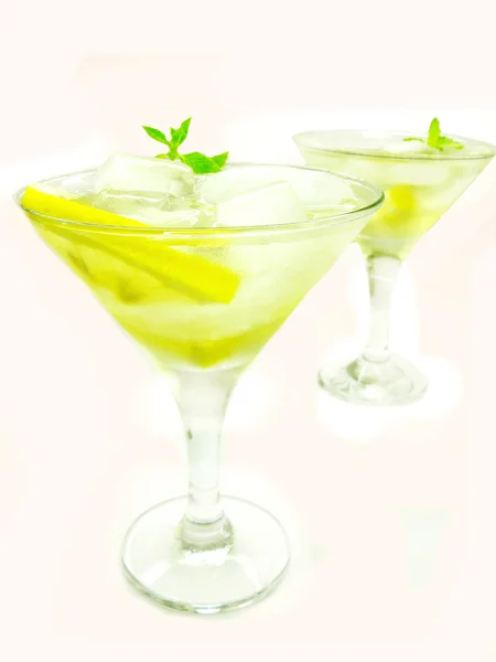 Alkohol-Likör-Cocktails mit Zitrone — Stockfoto