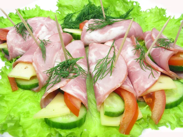 Bacon rullar grill på sallad grönsaker — Stockfoto