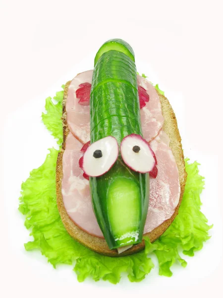 Kreatives Gemüse-Sandwich mit Gurken — Stockfoto
