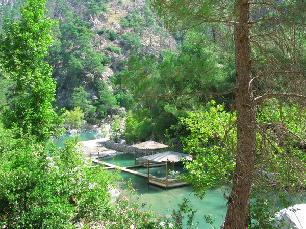 トルコ国立公園内の水プールに近い待合 — ストック写真