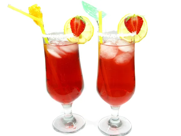 Dvě červené ovoce punč koktejlové nápoje s jahodou — Stock fotografie