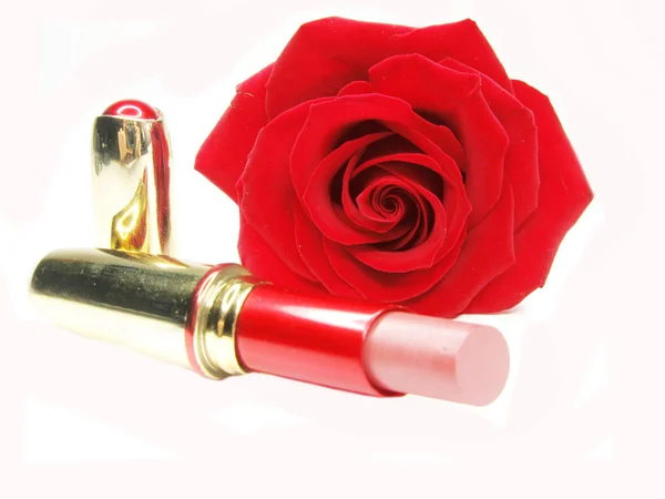 Rouge à lèvres rouge avec rose sur fond — Photo