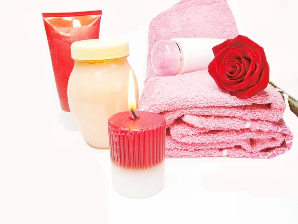 Tigela de spa com pétalas de rosa e cremes — Fotografia de Stock