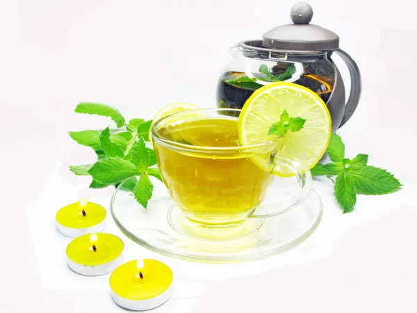 Chá amarelo de frutas com limão e hortelã — Fotografia de Stock