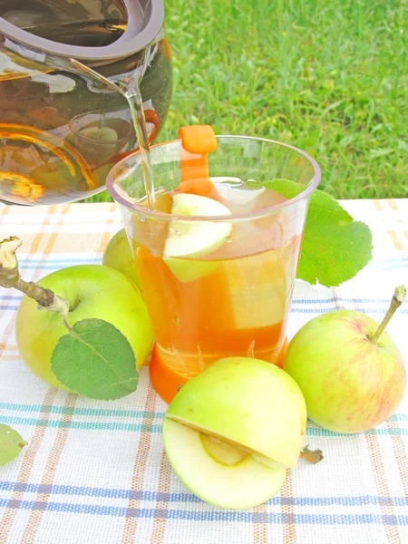 애플과 과일 여름 쏟아지는 차 — 스톡 사진