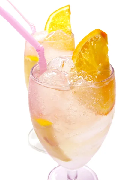 Алкогольный коктейль с апельсином — стоковое фото