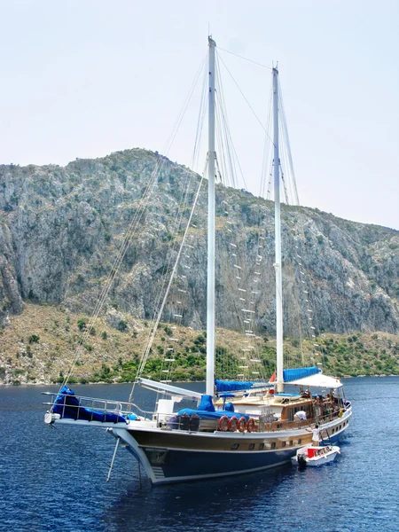 Grande iate no mar Egeu cruzeiro — Fotografia de Stock