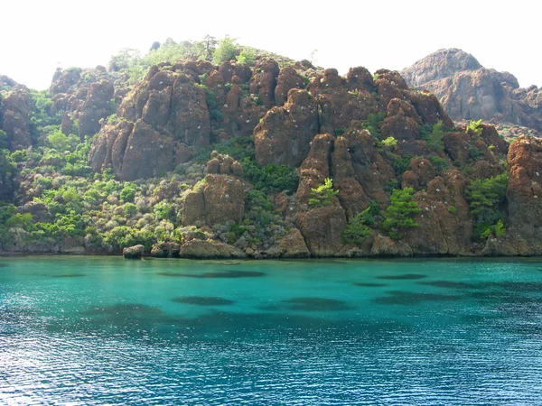 Kırmızı kayalıklarla ve turkuaz kıyı Ege Denizi — Stok fotoğraf