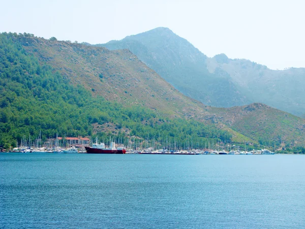 Port w widokiem na Morze Egejskie statków — Zdjęcie stockowe