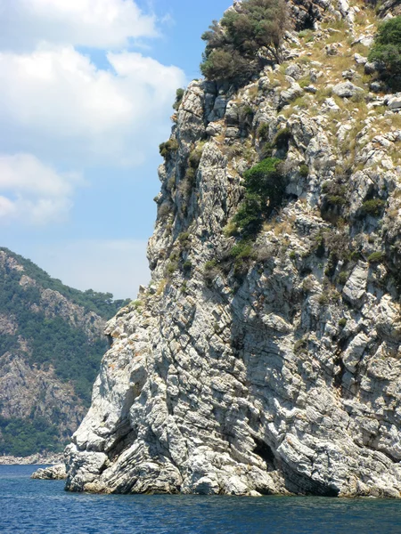 Suuri kallio Egeanmeren maisemassa — kuvapankkivalokuva