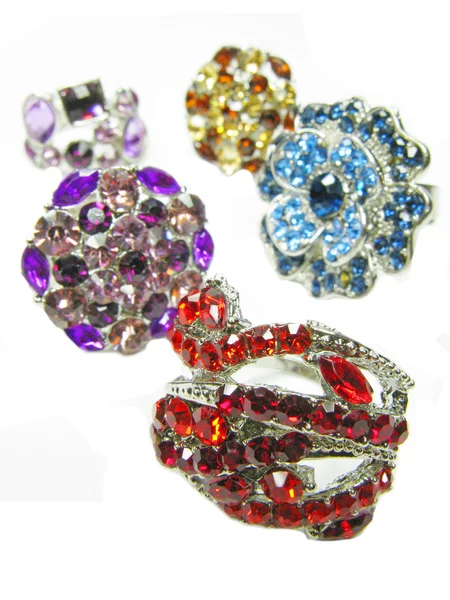 Anelli gioielli con cristalli luminosi incastonati — Foto Stock