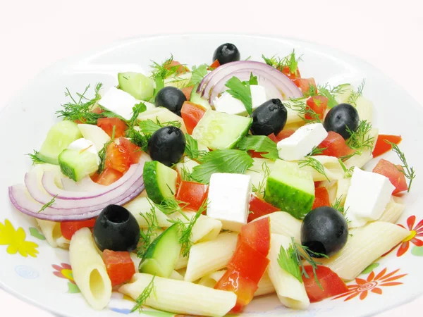 Griechischer Salat mit Nudeln — Stockfoto
