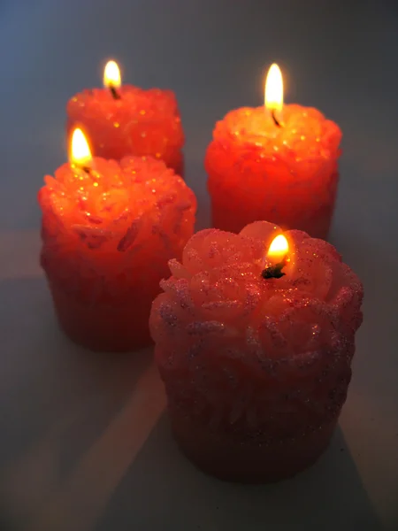 Geparfumeerde spa kaarsen instellen in duisternis — Stockfoto