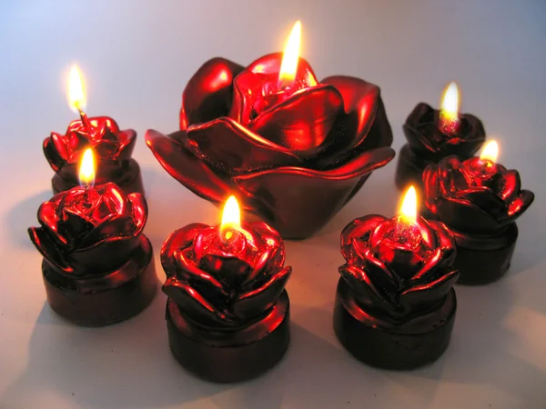 Rose spa geurende kaarsen instellen in duisternis — Stockfoto