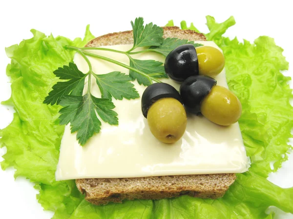 Sanduíche vegetal criativo com azeitonas — Fotografia de Stock
