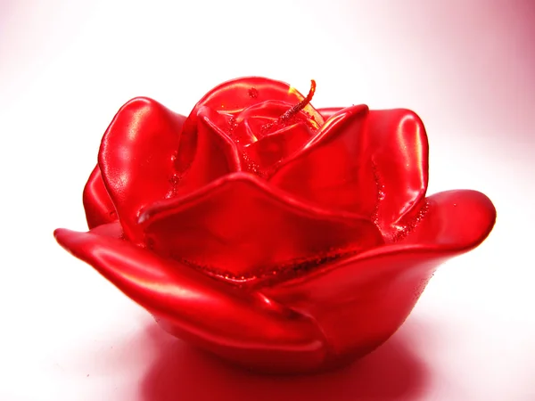 Ароматная свеча с красной розой — стоковое фото