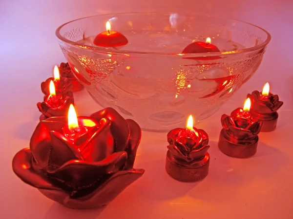 スパ赤いバラの香りの香りキャンドル — ストック写真